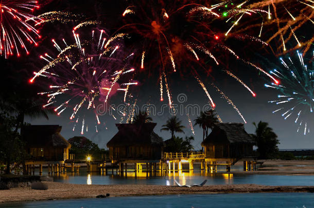热带岛屿上空欢庆的新年焰火
