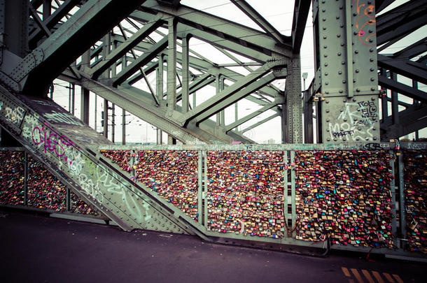 德国科隆-2014年8月26日，数千把爱情锁锁在霍亨佐伦桥上，象征着他们的爱情