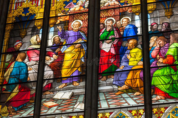 德国科隆-8月26日：科隆，2014年8月26日，科隆大教堂内的彩色玻璃教堂窗户，以五旬节为主题