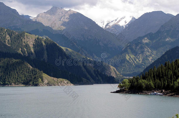 天池是<strong>新疆</strong>天山上一个美丽的湖泊，中国·天池湖的海拔是1980米，3.5米