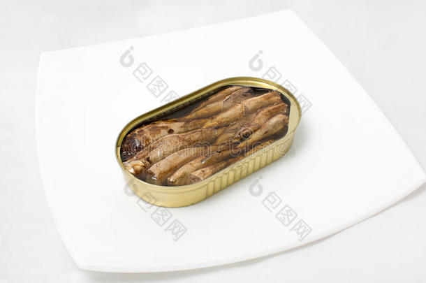 打开盘子里的鱼罐头