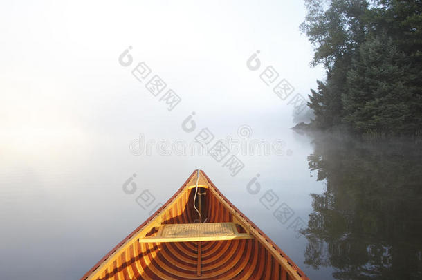 在雾蒙蒙的湖面上划独木舟