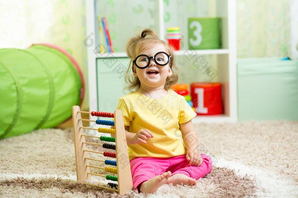 孩子戴着眼镜在玩算盘