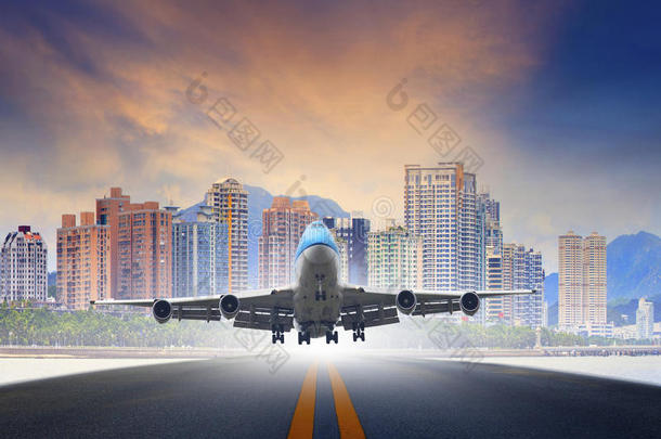 喷气式飞机从城市机场跑道起飞，用于航空运输和商业货运物流业