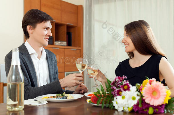 一对幸福的情侣在他们的浪漫约会中喝香槟