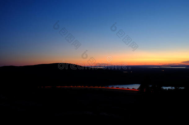 日落俯瞰缅因州的凯迪拉克山，车水马龙
