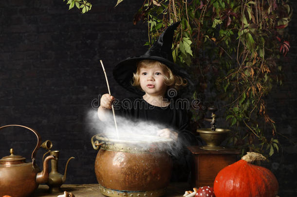 万圣节小女巫拿着锅，