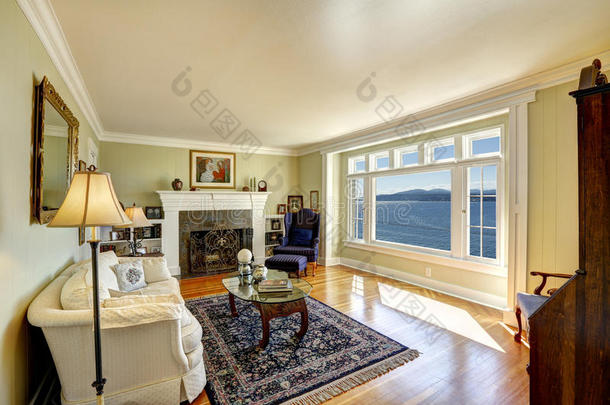 优雅的客厅，有水景。华盛顿州奥查德港的房地产
