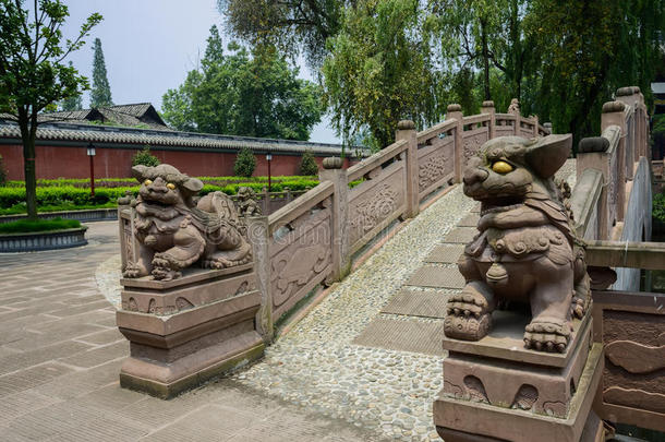 炎炎夏日，中国古代石狮在拱桥上