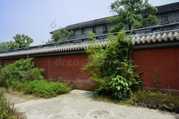 晴天中国传统建筑前的老红墙