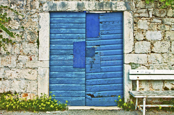 石墙、复古蓝门、木凳