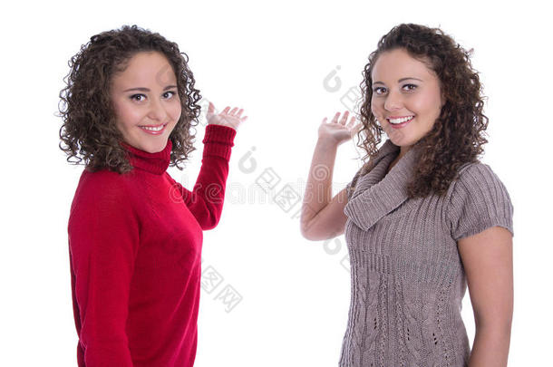 两个孤立的女孩在白色背景上做宣传
