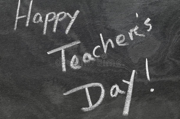 黑板上写着教师节快乐
