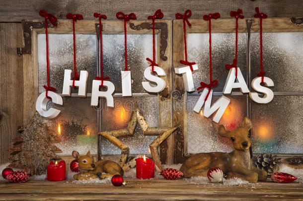 户外圣诞橱窗装饰用红蜡烛，鹿和t
