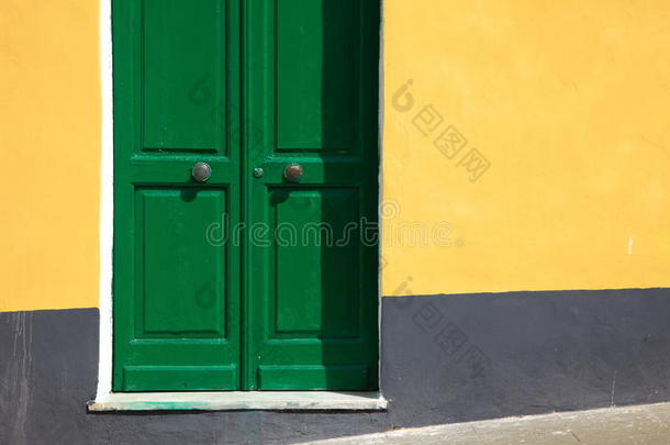 黄色墙上的绿色门