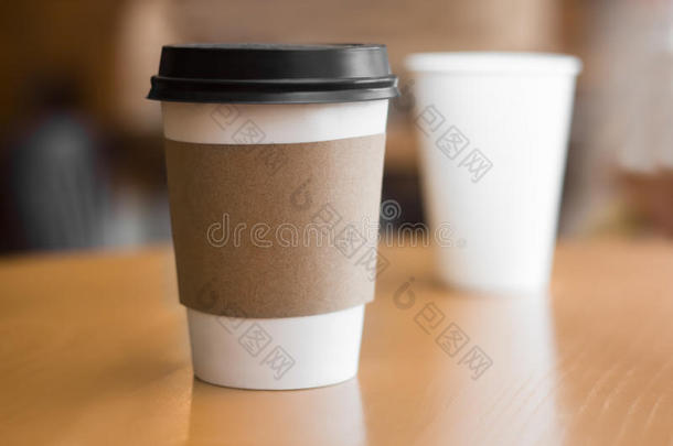 两个纸质咖啡杯