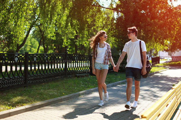 都市青年情侣在阳光明媚的夏日漫步，青春年华
