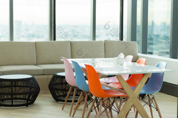餐厅和客厅彩色椅子
