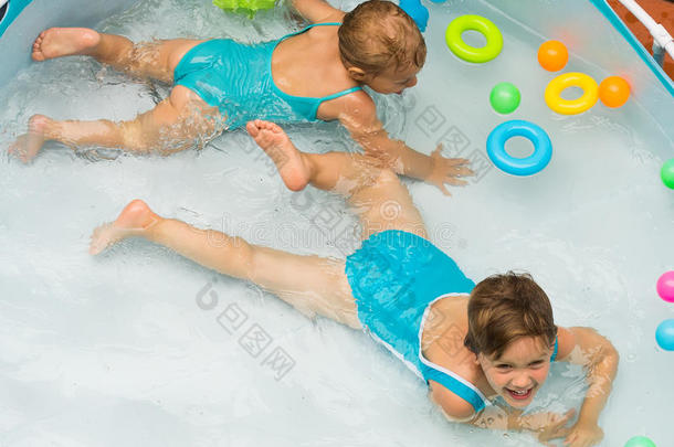 孩子们在儿童游泳池游泳