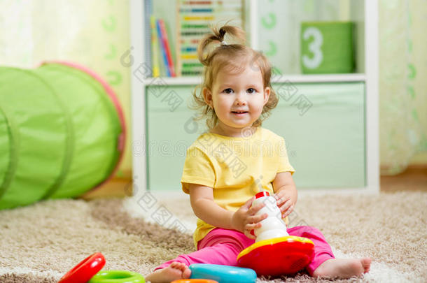 有趣的孩子在室内玩彩色玩具