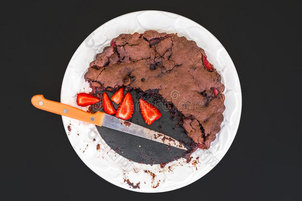 巧克力草莓蛋糕和新鲜草莓放在白色陶瓷盘上