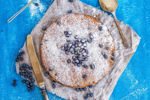 蓝莓蛋糕配新鲜蓝莓，糖粉，刀和