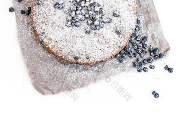 <strong>蓝莓蛋糕</strong>配新鲜<strong>蓝莓</strong>和糖粉，米色