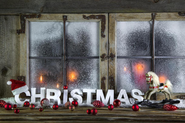 带有红色蜡烛、马和问候图案的乡村圣诞橱窗