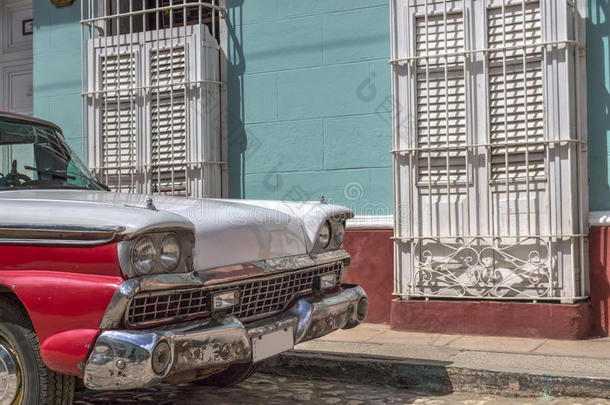 古巴特立尼达，殖民地房屋前的美国<strong>老</strong>爷车