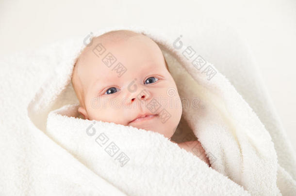 可爱快乐的小宝宝藏在白毛巾里