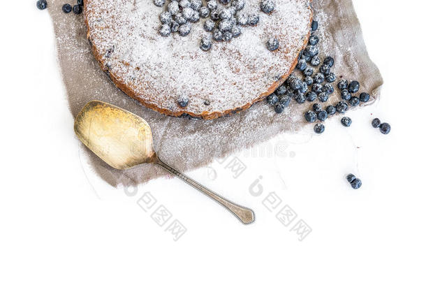 蓝莓蛋糕配新鲜蓝莓和糖粉，米色