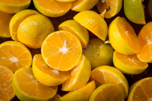 许多新鲜切片柑橘类水果