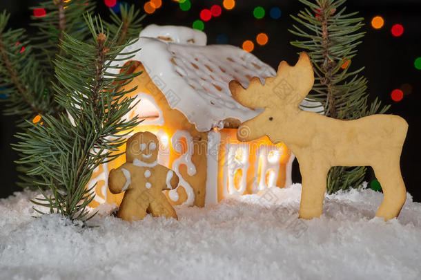 姜饼屋有姜饼人，麋鹿和圣诞树。