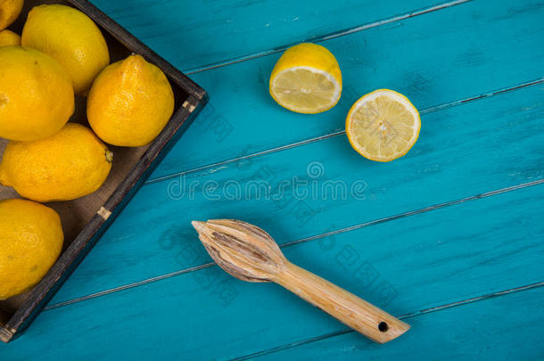 桌上有有机柠檬和<strong>果汁榨</strong>汁机
