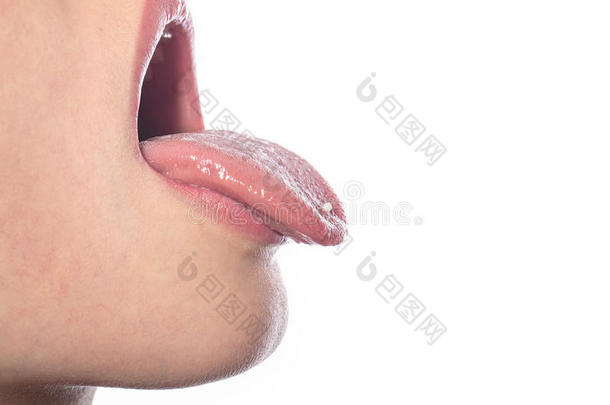 舌尖上有顺势疗法小球的女人