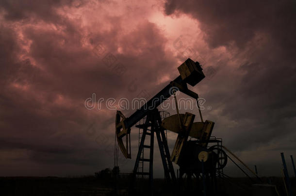风暴云上的石油和天然气钻井平台