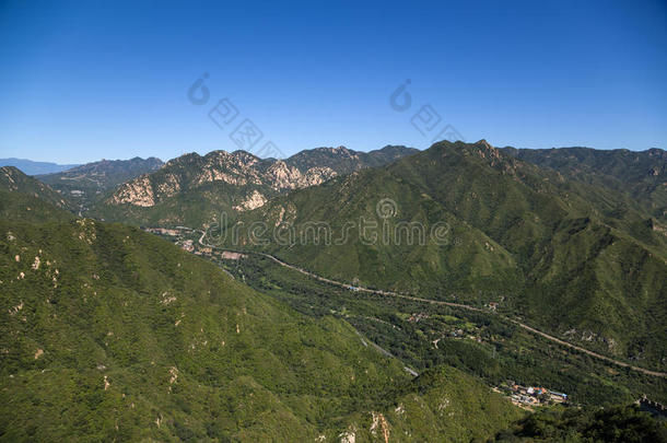 中国，居庸关。山谷景观。背景是中国<strong>长城</strong>的可见部分