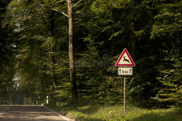德国的动物横穿马路标志事故警告汽车司机不要在街上乱跑