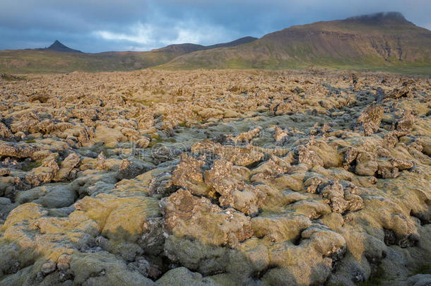 冰岛永无止境的熔岩场，群山环抱