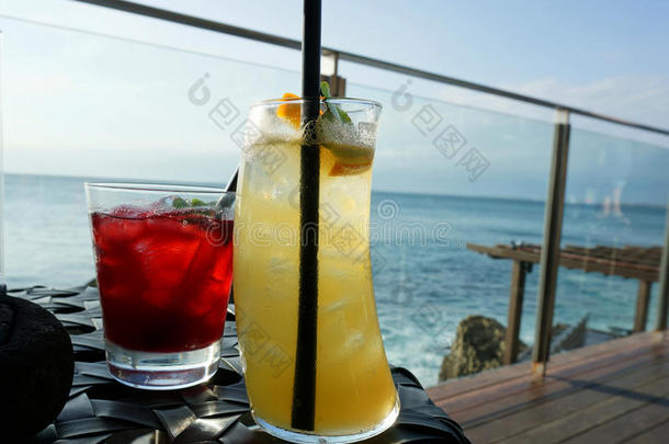 在巴厘岛阿亚纳岩吧度假酒店享用饮品
