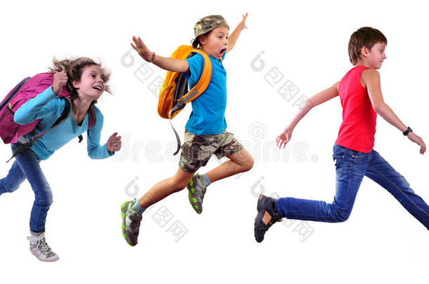 一群快乐的学校孩子或旅行者一起跑步