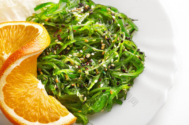 日本<strong>料理</strong>。白盘子橘子海藻沙拉