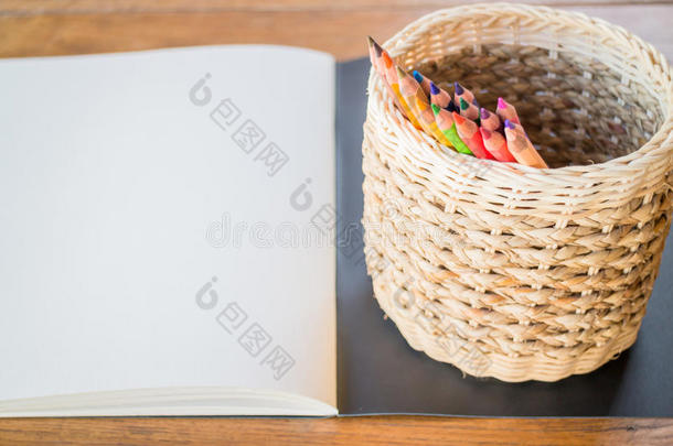 画册和彩色铅笔