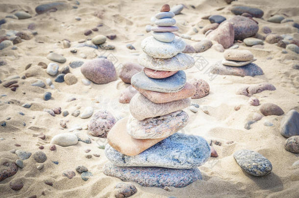 平衡的石头堆在沙子上