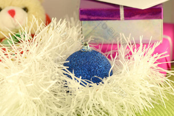 圣诞红礼物，<strong>蓝球</strong>，新年贺卡