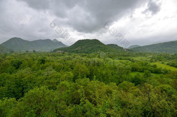 黑暗的黑山春晚