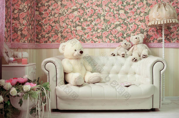 白色和粉色舒适的花朵房间泰迪熊白色沙发和灯
