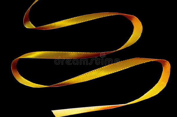金色丝带毛茛黄色系腰带节日华丽帝王暖色调轻盈有机造型线条细致，质感丰富丝质