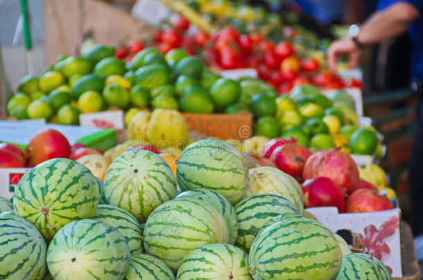 以色列市场农产品：李子、柿子、梨