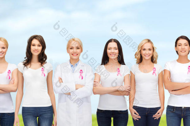 带着粉红色癌症意识丝带微笑的女人
